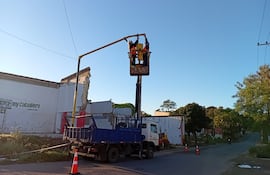Momento en el que se trabaja para el retiro de uno de los semáforos del cruce Pedrozo.