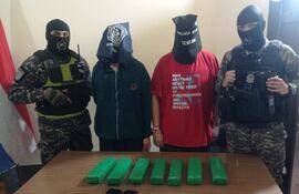 Agentes del Grupo Lince lograron la detención de dos personas en posesión de presunta marihuana.