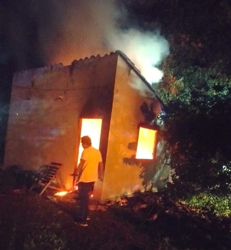 Un hombre fue rescatado por vecinos tras sufrir quemaduras en un incendio domiciliario.