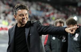 El entrenador del equipo de River Plate, Marcelo Gallardo, hace un gesto al final de su partido de la Liga Argentina de Fútbol Profesional contra Argentinos Juniors en el estadio Monumental de Buenos Aires, el 10 de abril de 2022.