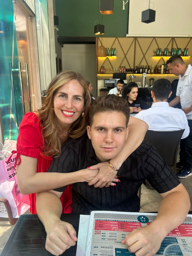 Gaby Mallorquín con su primogénito Rubén Darío Alvarenga Mallorquín. (Gentileza)