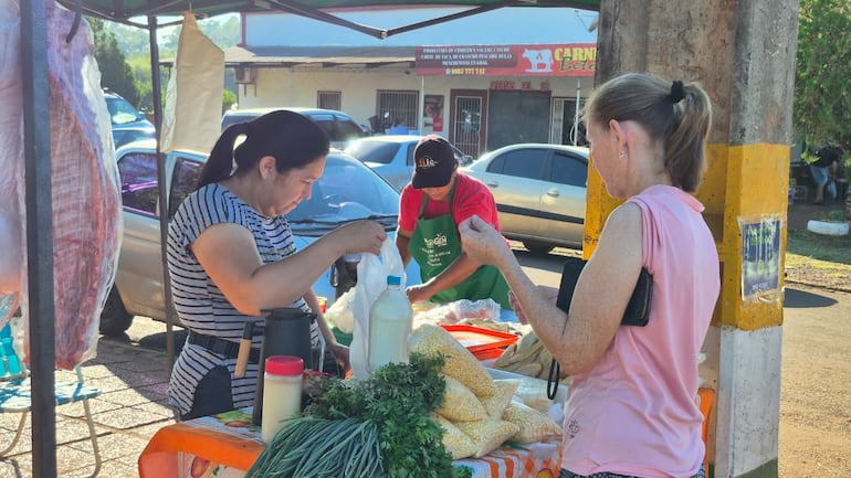 Feria de productores. Venta de productos en frente a la municipalidad de Cambyretá.