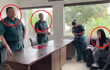 El teniente coronel Víctor Federico Valiente Aranda y el mayor Marcos Darío Sotelo Noguera, ahora encarcelados, cuando recibieron a la uruguaya Gianina García Troche en el penal militar de Viñas Cue.