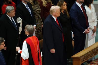 La Reverenda Mariann Edgar Budde (frente) pasa por el presidente estadounidense Donald Trump (C) durante el Servicio Nacional de Oración en la Catedral Nacional de Washington, DC, EE.UU., 21 de enero de 2025. Presidente Trump tomó posesión el 20 de enero en una ceremonia en el Capitolio de Estados Unidos.