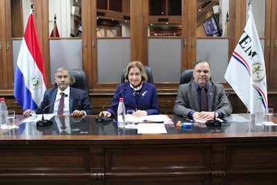 El ministro de la Corte y viceministro 1° del JEM, Manuel Ramírez Candia, la presidenta del órgano Alicia Pucheta y el senador Mario Varela, en sesión ordinaria.