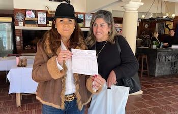 La senadora Celeste Amarilla muestra una factura por la venta de sus ropas.