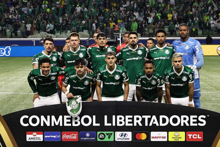 Jugadores de Palmeiras forman este jueves, previo al partido de vuelta por la semifinal de la Copa Libertadores entre Palmeiras y LDU Quito en el estadio Allianz Parque, en Sao Paulo (Brasil).