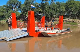 La balsa de metal utilizada en el río Apa, en San Carlos del Apa, departamento de Concepción, conecta con el Brasil a la altura de la ciudad de Caracol, estado de Mato Grosso do Sul.