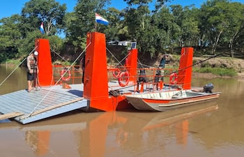 La balsa de metal utilizada en el río Apa, en San Carlos del Apa, departamento de Concepción, conecta con el Brasil a la altura de la ciudad de Caracol, estado de Mato Grosso do Sul.