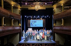 Participantes del IX Congreso de EditoRed, en el que ABC Color estuvo representado, en el escenario del Corral de Comedias de Alcalá de Henares, localidad española, cuna de Miguel de Cervantes, que acogió el evento.