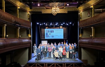 Participantes del IX Congreso de EditoRed, en el que ABC Color estuvo representado, en el escenario del Corral de Comedias de Alcalá de Henares, localidad española, cuna de Miguel de Cervantes, que acogió el evento.