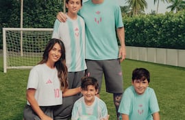 Leo Messi y Antonela Roccuzzo con sus hijos Thiago, Mateo y Ciro.