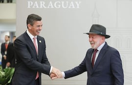 El presidente de Paraguay, Santiago Peña (i), saluda a su homólogo de Brasil, Luiz Inácio Lula da Silva, previo a la cumbre de jefes de Estado del Mercosur, el pasado martes 30 de junio, en Luque. EFE/ Juan Pablo Pino