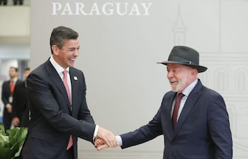 El presidente de Paraguay, Santiago Peña (i), saluda a su homólogo de Brasil, Luiz Inácio Lula da Silva, previo a la cumbre de jefes de Estado del bloque este martes, durante el Mercosur en Luque (Paraguay). EFE/ Juan Pablo Pino