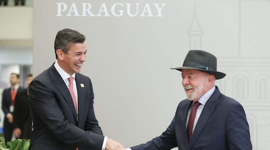 El presidente de Paraguay, Santiago Peña (i), saluda a su homólogo de Brasil, Luiz Inácio Lula da Silva, previo a la cumbre de jefes de Estado del Mercosur, el pasado martes 30 de junio, en Luque. EFE/ Juan Pablo Pino