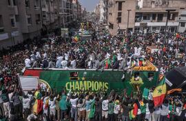 Una vista aérea del recibimiento de los aficionados a los jugadores de la selección de Senegal. (AFP).