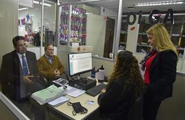 Dany Durand Espínola, acusado de supuesta estafa y otros hechos en el caso Mocipar; y el Abg. Óscar Tuma durante la audiencia disciplinaria ante la jueza de Garantías Cynthia Lovera.