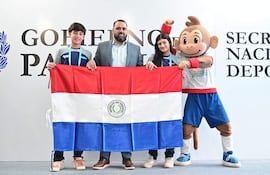 Anthony González (futsal) y Paula Acuña (balonmano), abanderados nacionales.