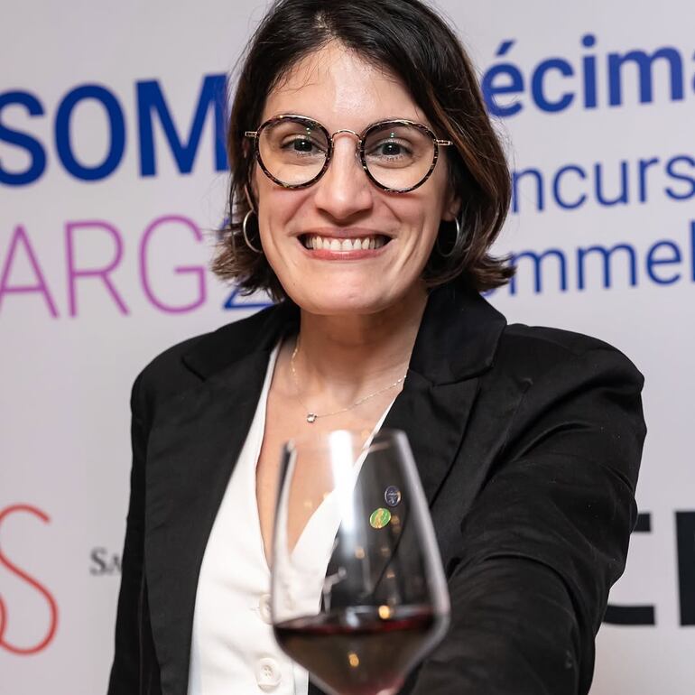La paraguaya Alma Cabral Arriera (37) logró consagrarse como la sommelier que más sabe de vinos en Argentina.