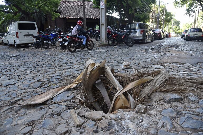 Desagüe cloacal abierto en plena calle es una trampa mortal para los vehíclos en Ycua Sati.