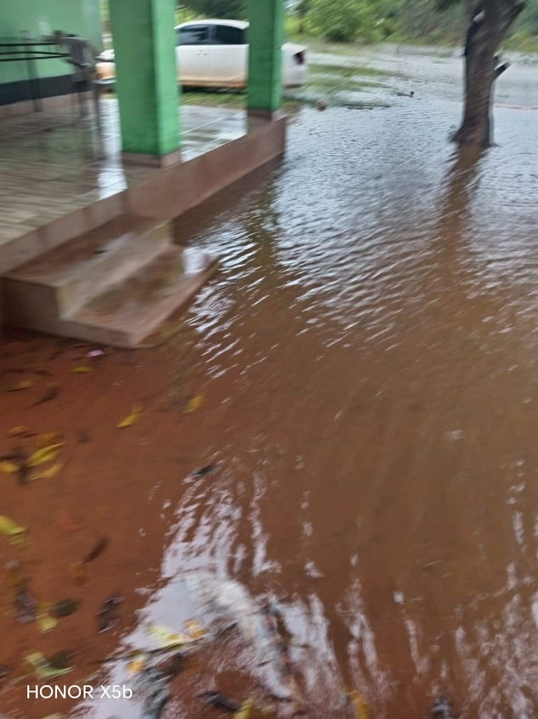 Las intensas lluvias desbordan arroyos en Paso Yobái, inundando caminos y viviendas en la compañía Curuzú.