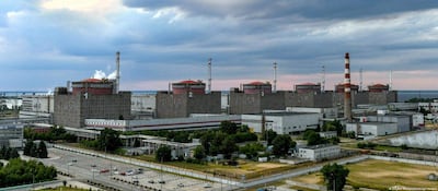 Planta nuclear de Zaporiyia en un día nublado, con reactores visibles y vapor saliendo de chimeneas.