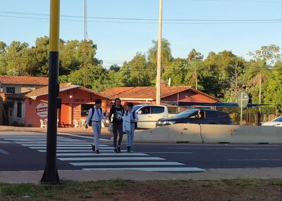 Los estudiantes se exponen al peligro tratando de cruzar la vía para ir a sus instituciones educativas.