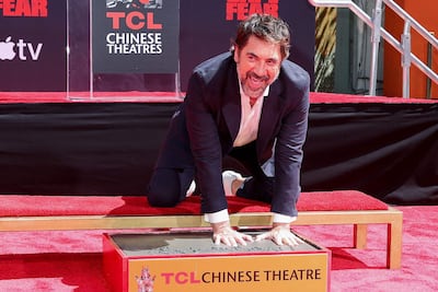 El actor español Javier Bardem posa durante su ceremonia de huellas de manos y pies en el Teatro Chino TCL en Hollywood, California. (VALERIE MACON / AFP)