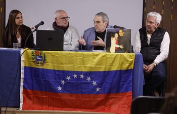 Esteban Ibarra (2d), de Movimiento Contra la Intolerancia acompañado de miembros de organizaciones como Plataforma Ayuda Venezuela, Alianza Ciudadana por la Libertad de Venezuela, Coordinadora Iberoamericana Contra el Racismo, el Antisemitismo y la Intolerancia y Organización Geopolítica América Latina, entre otras, Tamara Sujú , Manuel Rodríguez, Ignacio Esteban y Tomás Páez (i a d) , durante la rueda de prensa que han ofrecido este viernes en Madrid para condenar de manera "categórica" los "crímenes de odio promovidos o tolerados por el régimen venezolano".