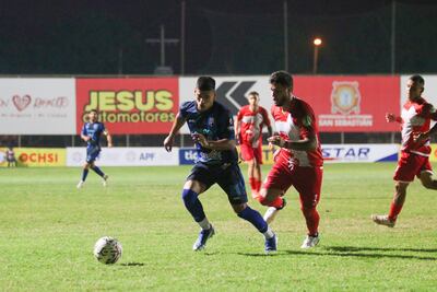 El atacante "oceánico", Elías Villaba traslada el esférico ante la persecución de Brian García. (Foto: APF)