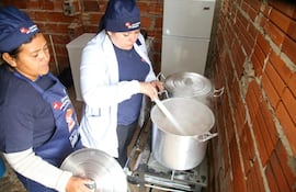 Cocineras de Hambre Cero en la Escuela Básica N.º 14.946 “Riacho González”, de Puerto Pinasco.