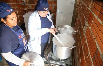 Cocineras de Hambre Cero en la Escuela Básica N.º 14.946 “Riacho González”, de Puerto Pinasco.