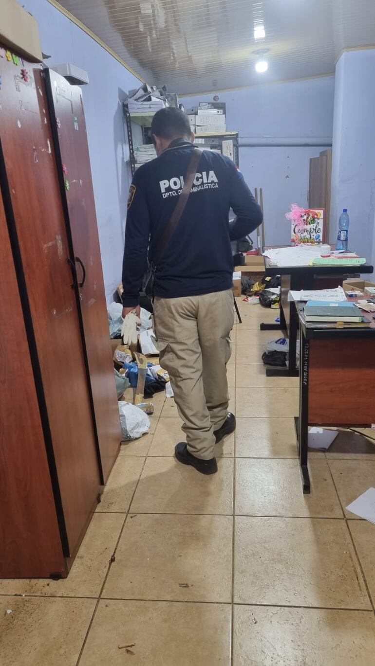 Agentes de Criminalística verficaron el lugar del hurto.