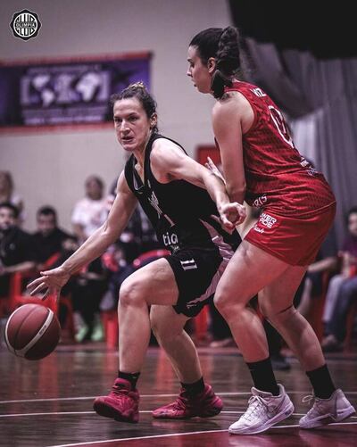 Carolina Caraves (i) de Olimpia Queens avanza ante la oposición de Paloma Niz de Félix Pérez Cardozo. FPC ganó en tiempo extra.