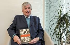 El retorno triunfal de Donald Trump a la política ha dado bríos al viejo debate entre la comunidad académica sobre si puede considerar "fascista" al presidente electo de Estados Unidos, una descripción a la que se resiste el historiador británico Richard J. Evans, quien sin embargo halla paralelismos con el dictador nazi Adolf Hitler. En una entrevista con EFE en Londres, el autor, uno de los mayores expertos mundiales en el Tercer Reich, apunta al narcisismo hiperbólico y al uso de la mentira como rasgos que acercan a Trump y Hitler.