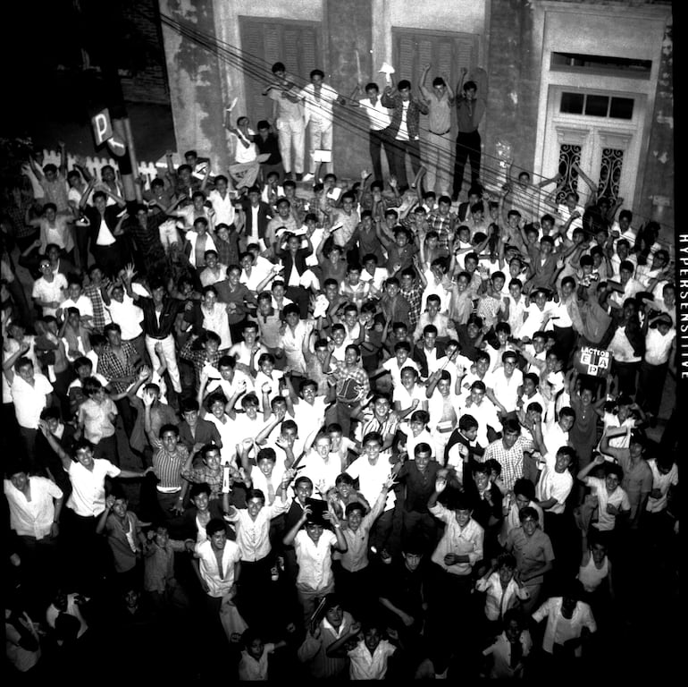 Campeones de intercolegial de vóley festejan frente a ABC Color.