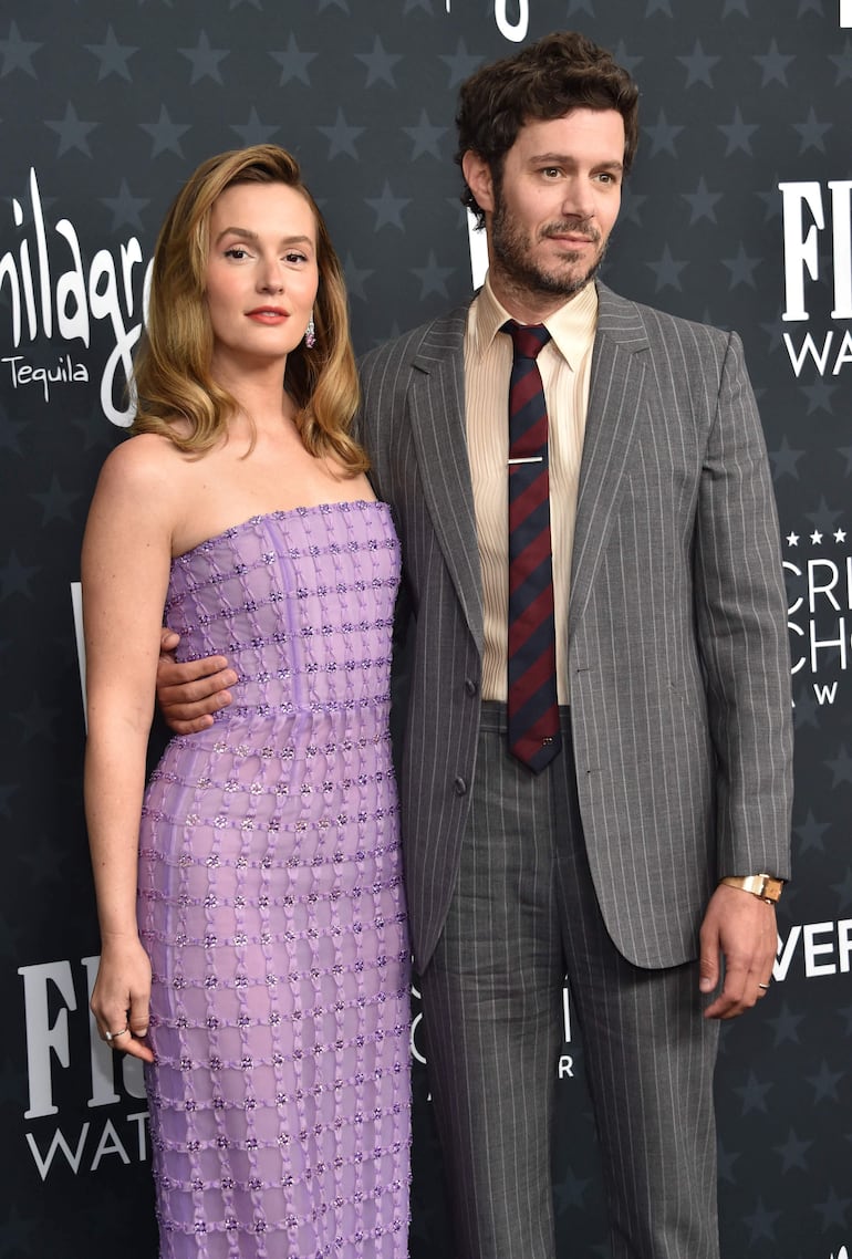 Adam Brody y Leighton Meester juntitos en la alfombra roja de los Critics Choice Awards en California. (Chris DELMAS / AFP)