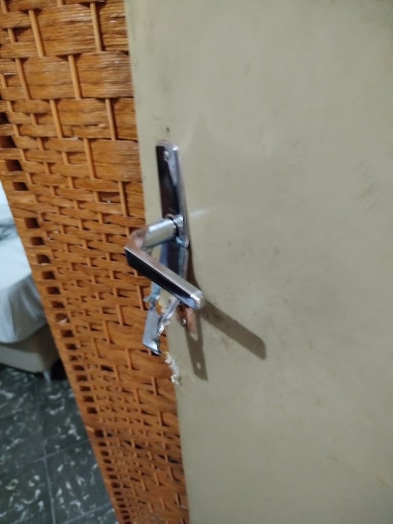 Los delincuentes forzaron la puerta de la casa parroquial para el robo.