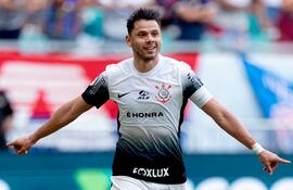 Ángel Romero marcó ayer en la tanda de penales y se clasificó con el Corinthians.