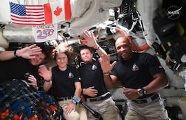 Captura de video tomada de la cuenta oficial en X @NASA que muestra desde la izquierda a los astronautas; Reid Wiseman, Christina Koch, Jeremy Hansen y Victor Glover saludando durante una conversación en directo desde la nave Orión de la misión Artemis II con el presidente de Estados Unidos, Donald Trump.