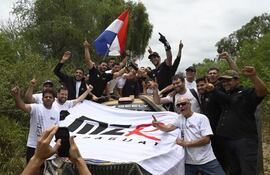 El MZ Racing celebra la coronación de campeón de Migue Zaldívar en el Campeonato Nacional de Rally al finalizar la PE21 del Rally del Chaco 2025 en la Ruta Transchaco, Mariscal Estigarribia, Paraguay.
