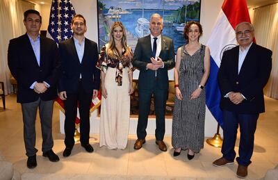 Carson Villalba, Elías Saba, Estefanía Elicetche, el embajador de los Estados Unidos, Marc Ostfield, Leanne Cannon y Gustavo Mora.