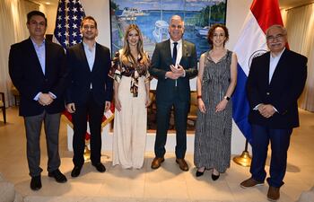 Carson Villalba, Elías Saba, Estefanía Elicetche, el embajador de los Estados Unidos, Marc Ostfield, Leanne Cannon y Gustavo Mora.
