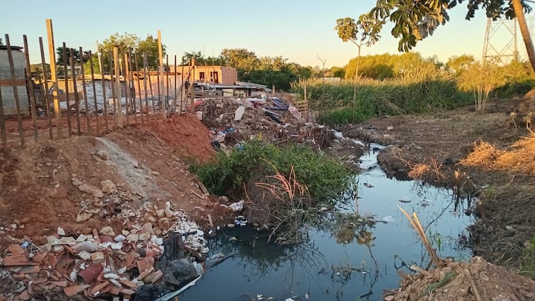 La Municipalidad de Asunción inició los trabajos de recuperación del riacho Caracará y anunció que van a liberar ocupaciones irregulares.