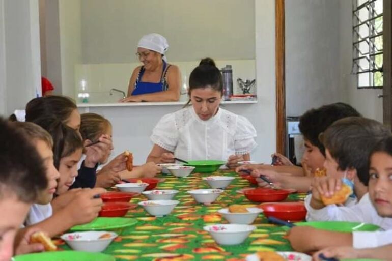 Unos 150 niños de cinco escuelas de Sapucai ya recibieron desde el primer día de clase el almuerzo escolar