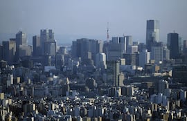 Edificios de oficinas son vistos desde una plataforma de observación en Tokio, Japón.