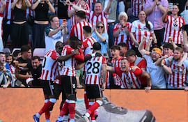 Los jugadores del Sunderland celebran con los aficionados tras su segundo gol durante el partido de fútbol de la Premier League inglesa entre el Sunderland y el Chelsea en el Estadio de la Luz (The Stadium of Light) en Sunderland.
