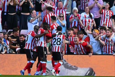 Los jugadores del Sunderland celebran con los aficionados tras su segundo gol durante el partido de fútbol de la Premier League inglesa entre el Sunderland y el Chelsea en el Estadio de la Luz (The Stadium of Light) en Sunderland.