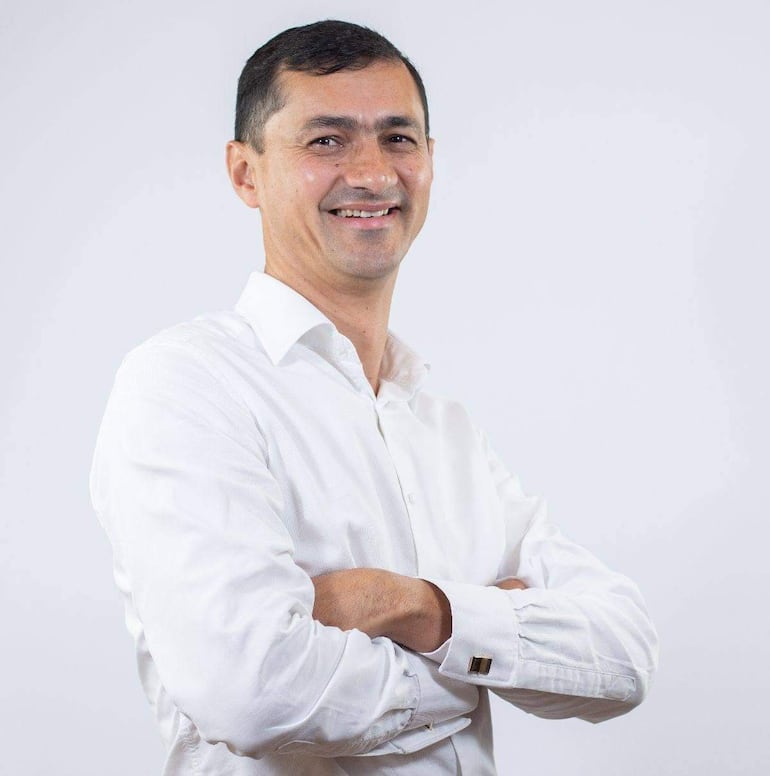 Concepción Martínez Cristaldo sonríe, vistiendo una camisa, en un retrato informal.