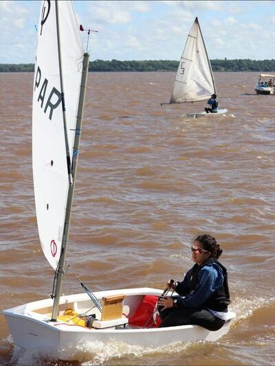 La velerista paraguaya Elisa Núñez, campeona en Optimist.